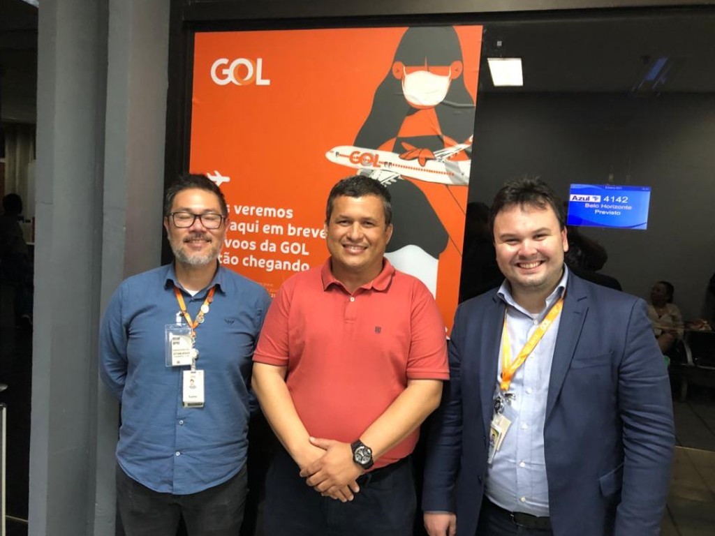 Representantes da Gol com o o vice-prefeito de Ipatinga, Alexsandro Esp&iacute;rito Santo