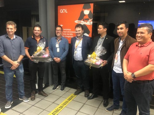 Representantes da Gol com o prefeito de Paraiso, e os vices de Ipatinga e Fabriciano, no Aeroporto Regional