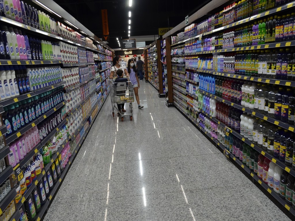 Lojas e supermercados poder&atilde;o fechar uma hora antes dos jogos do Brasil