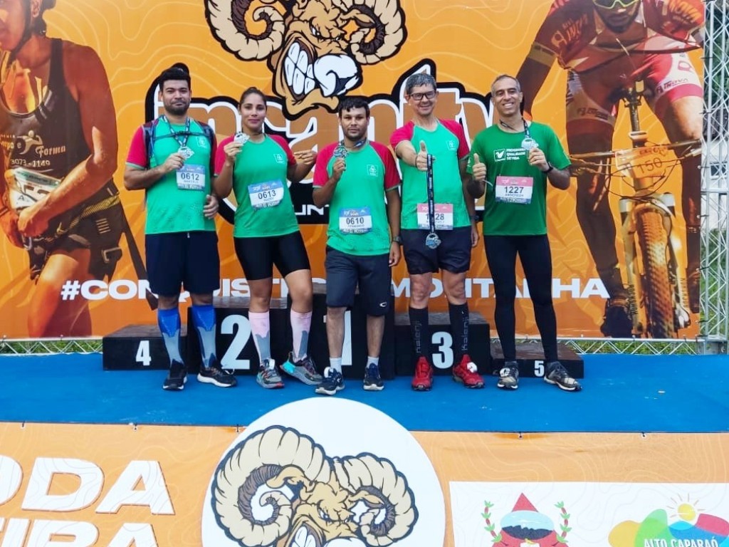 Atletas destaque em corrida no Pico da Bandeira. Todos ocuparam p&oacute;dio em suas categorias. Da esquerda para a direita: Marcelo Alves, terceiro lugar; Wasty de Melo, primeiro lugar; Fernando Henrique, segundo lugar; Roosevelt Braz, segundo lugar e Anderson Ferreira, terceiro lugar.  