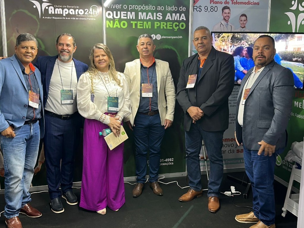 Na foto (e-d): pastores Widimar Fraga (IEQ Ta&uacute;bas); Fernando Castro e M&aacute;rcia Perozini (supervisores  da Regi&atilde;o); Pedro Alves, Argileu e Elias Cruz, diretores da Amparo