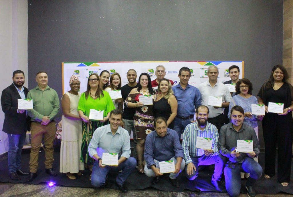 Representantes dos munic&iacute;pios associados com os certificados que concedem aos mesmos o direito de participar da Pol&iacute;tica de Regionaliza&ccedil;&atilde;o do Turismo.