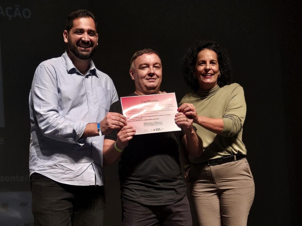 Legenda/Foto: Foto 01 - O presidente do CTMAM, H&eacute;lio An&iacute;cio(c), recebendo mais uma certifica&ccedil;&atilde;o das m&atilde;os do subsecret&aacute;rio de Cultura da Secult, Igor Acir e presidente da Fecitur, Tereza Lemos 