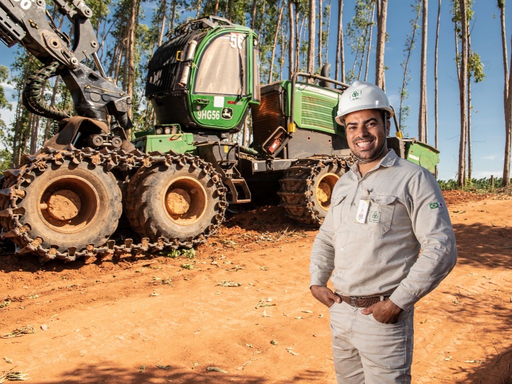 Na Cenibra, os profissionais vivenciam o dia a dia das &aacute;reas Fabril, Florestal e Administrativa, contribuindo diretamente para a excel&ecirc;ncia dos processos que sustentam o neg&oacute;cio.
