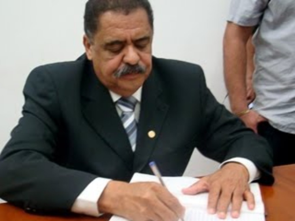 Niliton Manoel, durante o per&iacute;odo em que exerceu o cargo de prefeito, em 2010