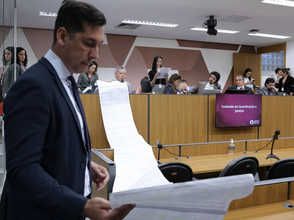 Deputados da oposi&ccedil;&atilde;o apresentaram 276 propostas de emendas ao PL 3.733/25, mas todas foram rejeitadas pela CCJ