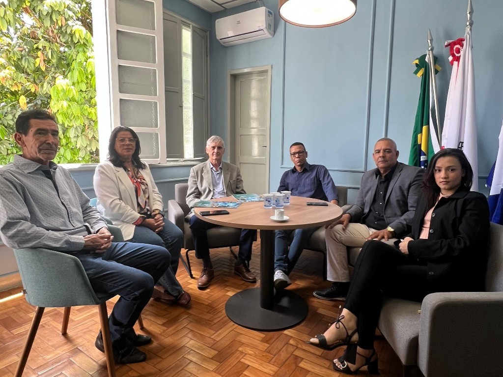 Na foto, (e-d), o secret&aacute;rio Sandro, a prefeita Imaculada, o vice Nailton os consultores Joel  e Argileu, al&eacute;m da colunista Ludmila Monteiro
