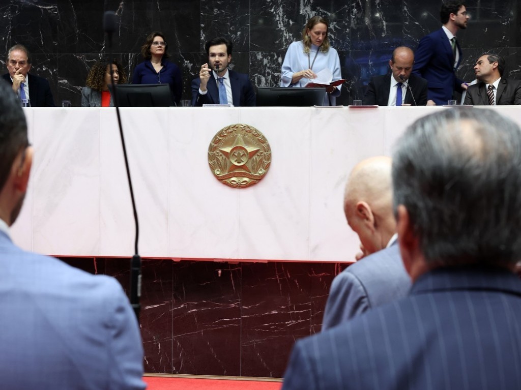 A Reuni&atilde;o Extraordin&aacute;ria de Plen&aacute;rio com a PEC da Copasa em pauta foi comandada pelo presidente da ALMG, deputado Tadeu Leite