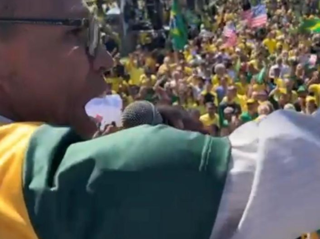 Joel Souto fala aos manifestantes, na Pra&ccedil;a da Liberdade