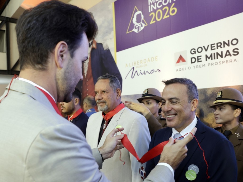 Tadeu Leite fez entrega da medalha de grau Honra aos deputados Marquinho Lemos e Noraldino Junior