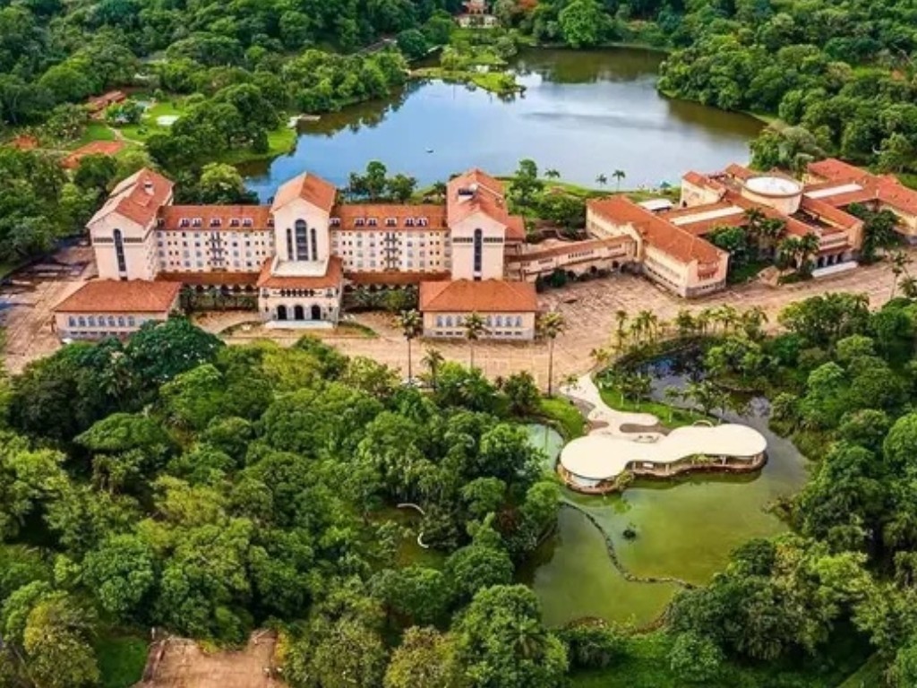 O Grande Hotel de Arax&aacute; est&aacute; na lista dos im&oacute;veis que podem ser vendidos. J&aacute; o parque aqu&aacute;tico ficou de fora