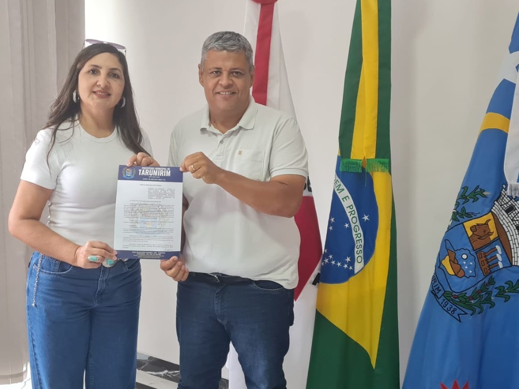 O prefeito Marcus Vin&iacute;cius e a secret&aacute;ria de Turismo, Denise Medina, com o termo associativo