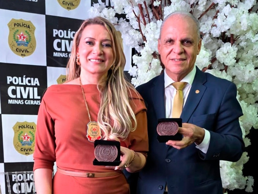  A delegada regional Talita Martins Soares e o homenageado, Carlos Souto 