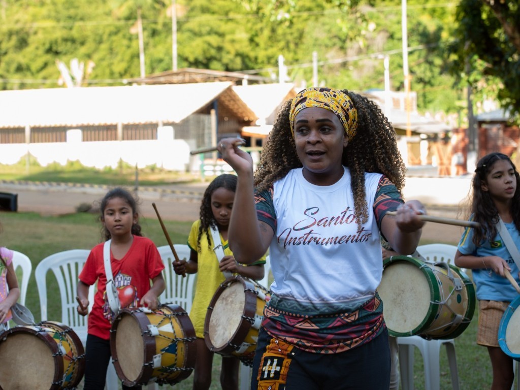 Com oficinas de confec&ccedil;&atilde;o de tambores e ritmos e influ&ecirc;ncias africanas o  projeto d&aacute; continuidade ao legado do centen&aacute;rio do Congado do Ipaneminha Projeto fortalece a preserva&ccedil;&atilde;o da mem&oacute;ria, dos saberes tradicionais e da cultura afro-brasileira por meio de atividades formativas e registro hist&oacute;rico da trajet&oacute;ria centen&aacute;ria do grupo