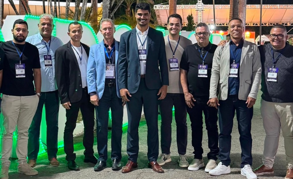 Ugleno Alves (ao centro) &eacute; o pr&eacute;-candidato de Nikolas Ferreira a deputado Estadual pelo Vale do A&ccedil;o