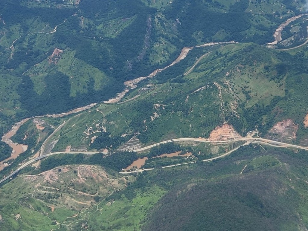 A BR 381, que corta Ant&ocirc;nio Dias de Leste &agrave; Oeste, &eacute; a principal liga&ccedil;&atilde;o do Vale do A&ccedil;o com BH
