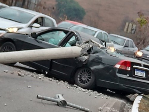 Honda Civic acerta poste no morro da Usipa mas motorista escapa ileso