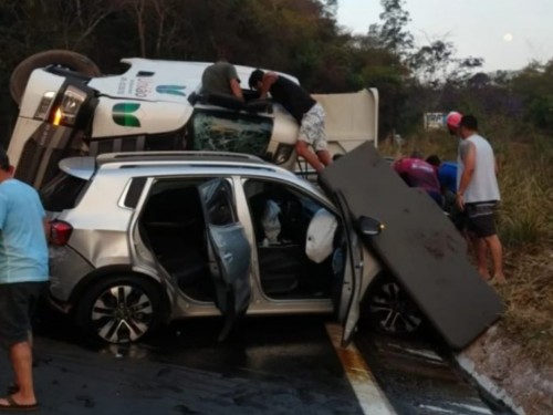 Acidente entre carreta e carros de passeio deixa oito feridos na 381