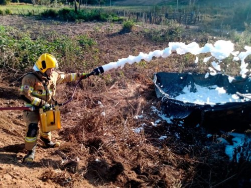 Carreta carregada de gasolina tomba em Belo Oriente