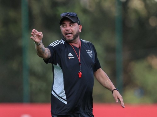 Atlético demite treinador