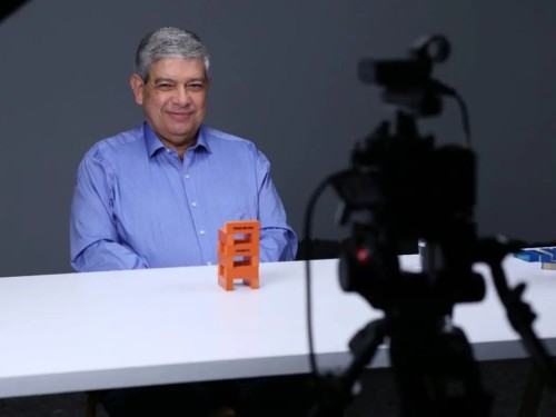 Candidato tucano esperar subir com a propaganda no rádio e na TV