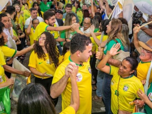 Multidão de apoiadores vibra  com Robertinho no lançamento  de sua campanha a Federal