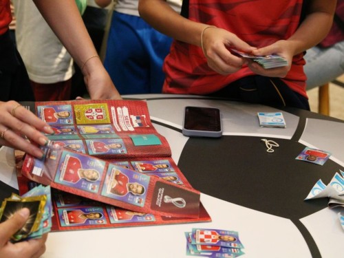 Troca de figurinhas da Copa diverte colecionadores e fãs do esporte