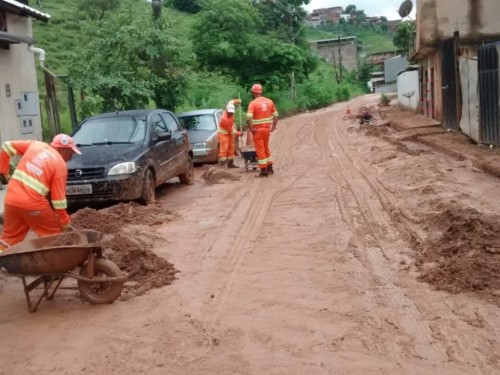 Chuva forte na madrugada causa inundação e deixa muita sujeira em Ipatinga