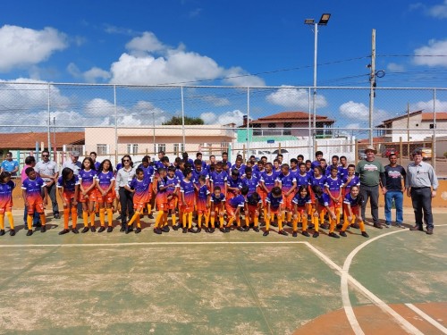 Projeto Ajudou entrega uniformes para crianças do Jequitinhonha