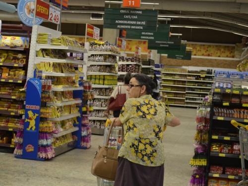 Supermercados e lojas do setor funcionam em mais um feriado