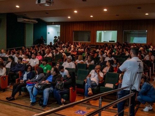 Profissionais de saude participam de fórum sobre imunização