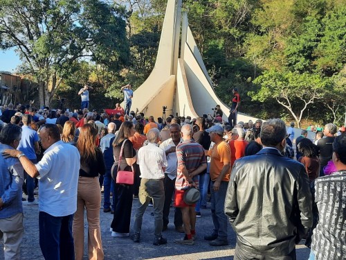 Homenagens marcam o sepultamento de Chico Ferramenta