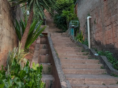 Prefeitura constrói escadaria em parte alta do Bom Jardim