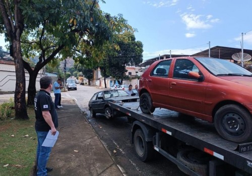 Carros abandonados são retirados das ruas em Ipatinga