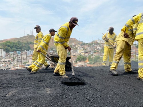 Rua Amós passa por reformas e ganha novo pavimento asfáltico
