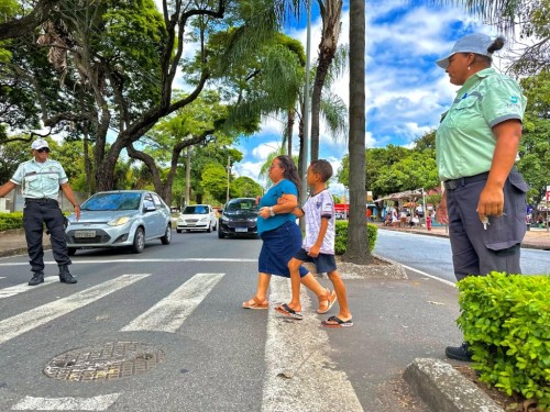 Agentes de trânsito lançam campanha pela segurança dos idosos em Ipatinga