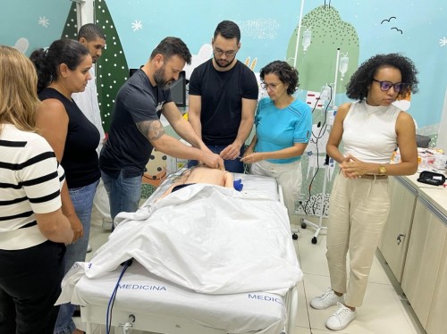 Profissionais de saúde fazem capacitação para atendimento pediátrico