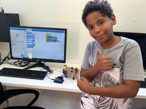 Caminhão itinerante de robótica leva tecnologia para crianças e adolescentes em Fabriciano