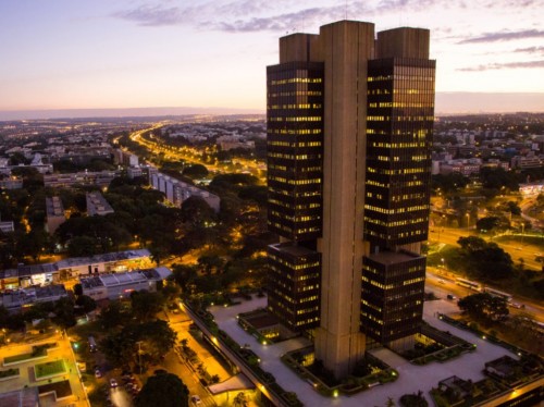 Com alta do dólar e dos gastos públicos, BC avalia subir juros