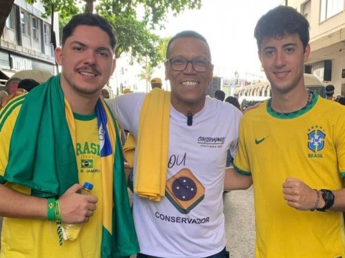 Humorista Wess tem  dia de estrela em Copacabana