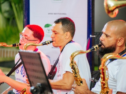 Programa transforma vidas ensinando música