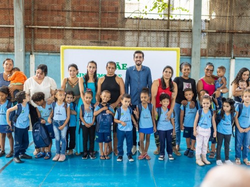 Estudantes de Ipatinga começam a receber kits escolares 