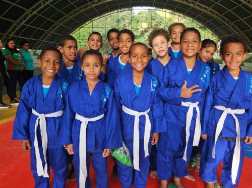 Projeto Ajudôu entrega uniformes com apoio da Vale