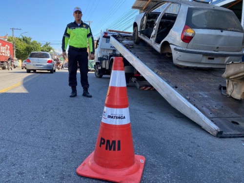 Prefeitura realiza operação de recolhimento de veículos abandonados 