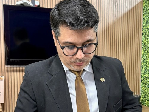 Vereadores de Timóteo aprovam uso de textos da Bíblia como recurso paradidático nas escolas