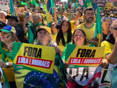 Caravanas do Vale do Aço marcam presença na manifestação em BH