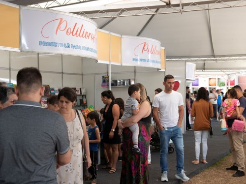 Salão do Livro homenageia Adélia Prado e escritoras da região