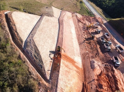 Obras no talude avançam e trecho de Antônio Dias já tem previsão de liberação