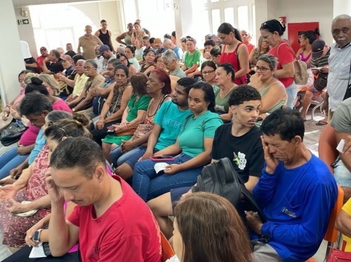 Filas bancárias no Vale do Aço: espera, digitalização e suplício para aposentados