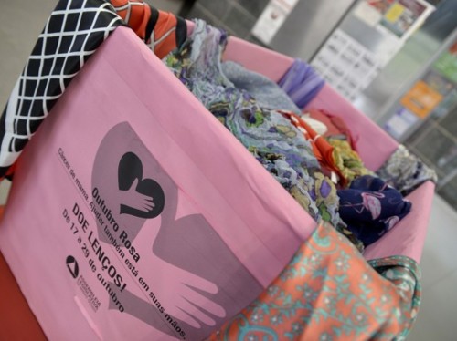 ALMG recebe lenços para doar no Outubro Rosa